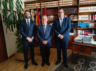 Celso Rodríguez Padón con el presidente y el vocal primero de la comisión ejecutiva de la Confederación Española de la Abogacía Joven, Alberto Cabello y Juan Sebastián Morales